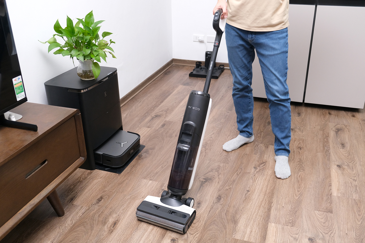 Cụm con lăn tràn viền và màn hình hiển thị iLoop trên Tineco S6