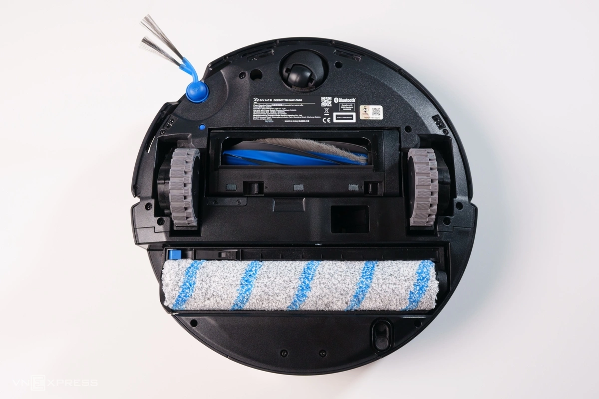 Ecovacs Deebot T80 Max Omni: Robot lau nhà con lăn mạnh nhất phân khúc tầm trung với lực hút 40.000Pa Ecovacs Mặt dưới robot với con lăn lau OZMO Roller 3.0 bản rộng 27cm và chổi ZeroTangle chống rối